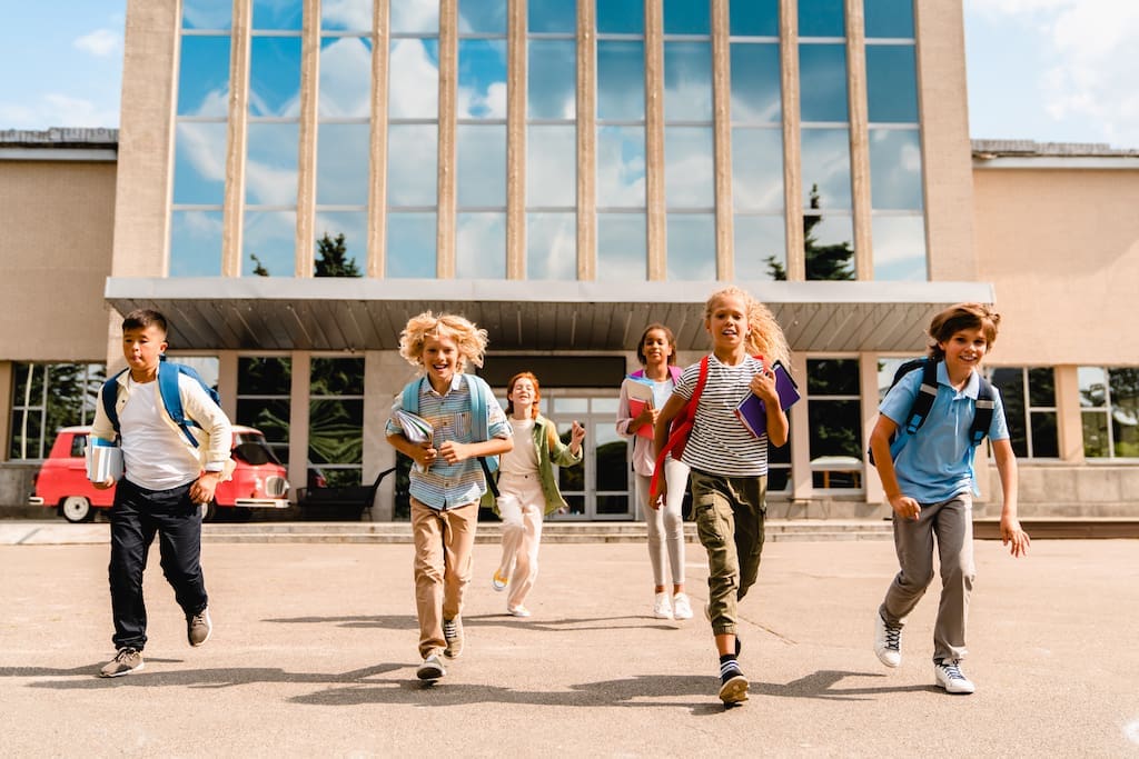 Schülerinnen und Schüler erleben ein Outdoor Escape Game als spannenden Last Minute Schulausflug in der Schweiz. Die Mission fördert Teamarbeit, Kommunikation und Problemlösung.